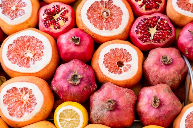 Bello naturale con melograni, arance e frutti di bosco.