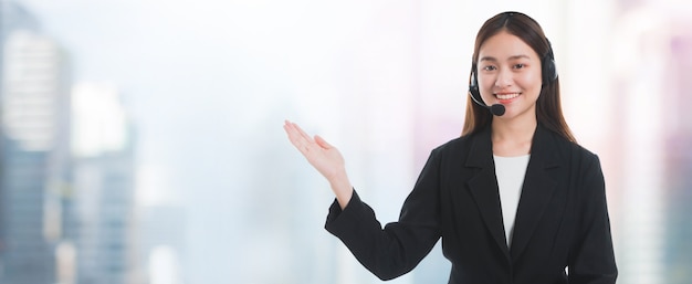 Bello operatore sorridente asiatico del telefono del servizio clienti della donna sulla finestra