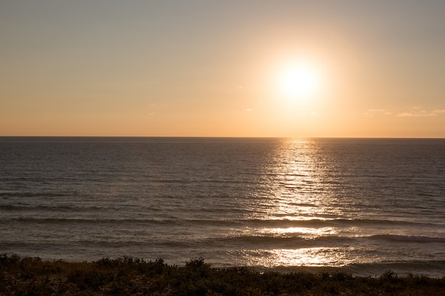 Bello paesaggio ardente di tramonto al Mar Nero e al cielo arancio