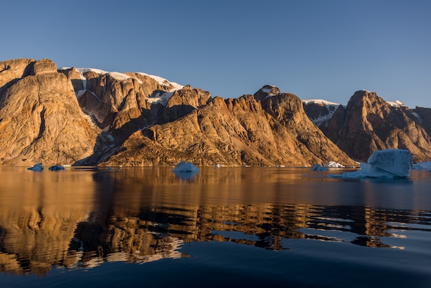 Bello paesaggio con l'iceberg in Groenlandia ad ora legale. Tempo soleggiato.