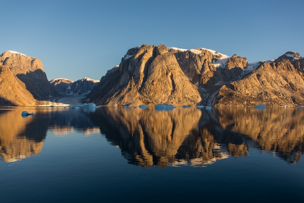 Bello paesaggio con l'iceberg in Groenlandia ad ora legale. Tempo soleggiato.