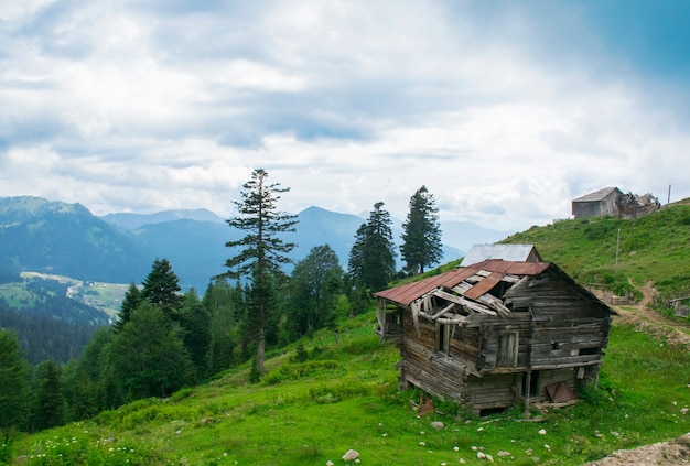 Bello paesaggio con la vecchia casa sulla valle della montagna in Georgia