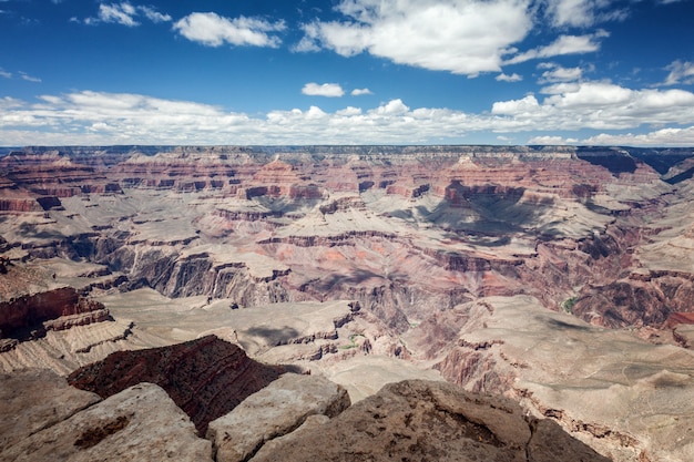 Bello paesaggio del canyon, rocce rosse, cielo blu, soleggiato