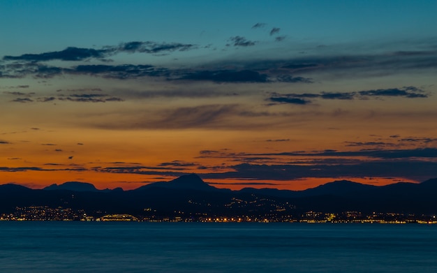 Bello paesaggio del cielo al crepuscolo