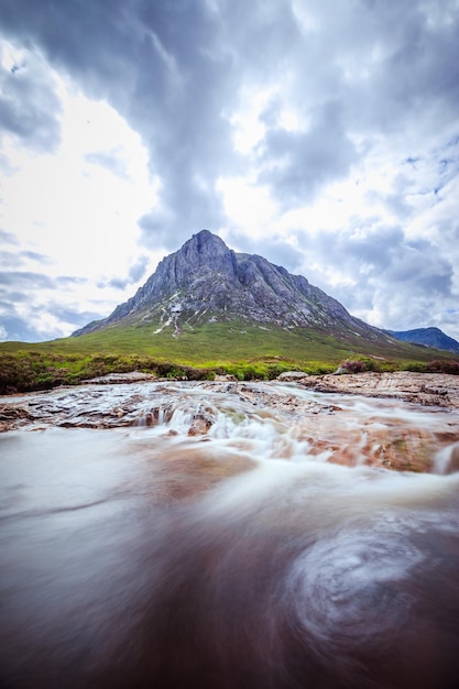 Bello paesaggio del paesaggio della montagna del fiume in Glen Coe Highlands scozzesi Scozia