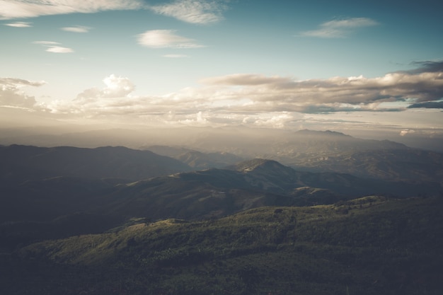 Bello paesaggio della montagna sotto il cielo con le nuvole al sole. effetto filtro vintage.