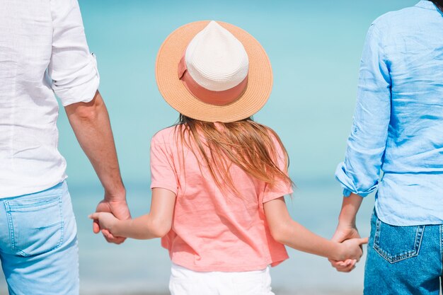 Bello paesaggio tropicale della spiaggia con la famiglia che gode delle vacanze estive