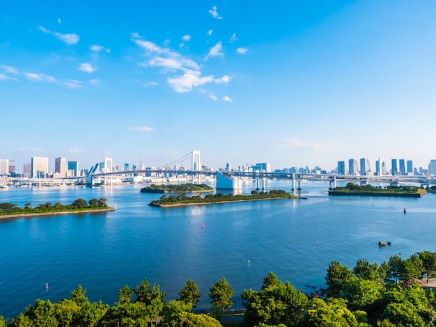 Bello paesaggio urbano con la costruzione di architettura e ponte dell&#39;arcobaleno nella città di Tokyo