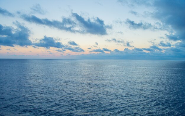 Bello percorso di tramonto e d&#39;argento sul mare, nuvole blu nel cielo, fondo