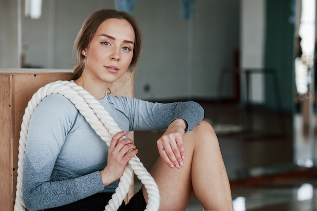 Bello personal trainer. La giovane donna allegra ha una giornata di fitness in palestra al mattino