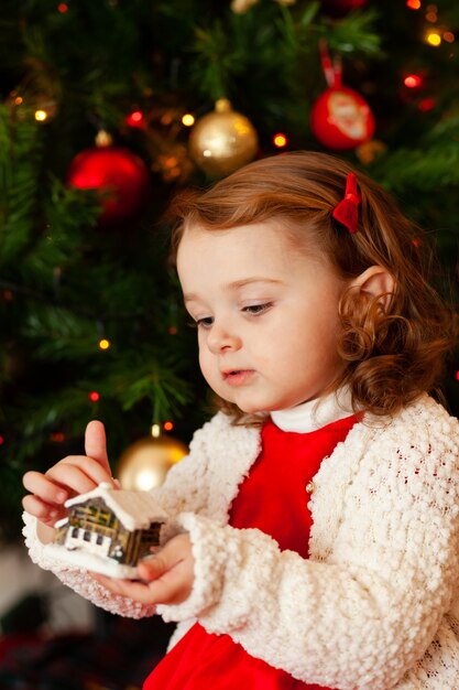 Bello piccolo bambino vicino all&#39;albero di Natale.