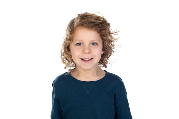 Bello ragazzino con capelli lunghi biondi