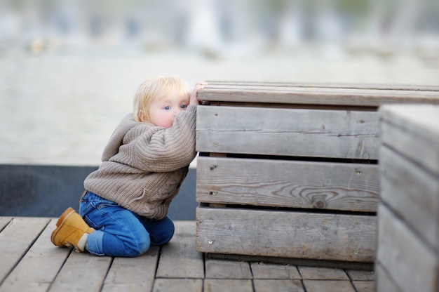 Bello ragazzo del bambino che gioca all&#39;aperto in primavera o in un giorno d&#39;estate