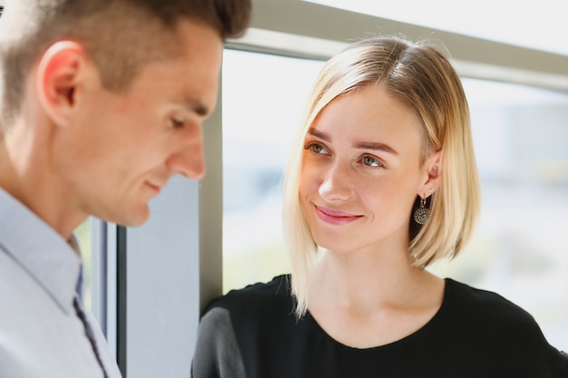 Bello ritratto della donna all'esame del posto di lavoro