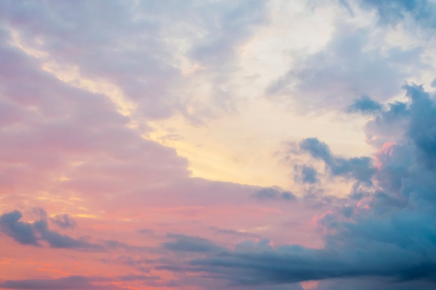 Bello rosa e cielo blu ad alba