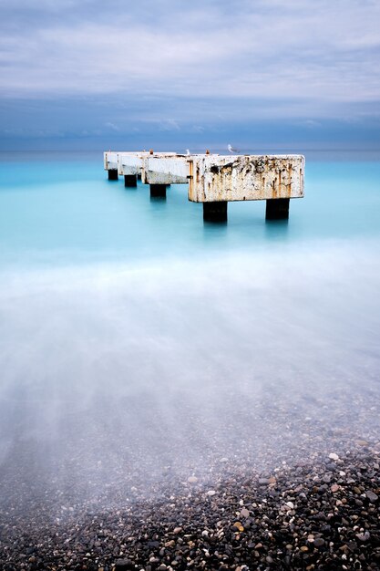 Bello scatto del molo del Lido Nizza Costa Azzurra in Francia