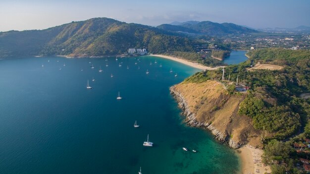 Bello scenico della spiaggia naiharn phuket del sud della Tailandia