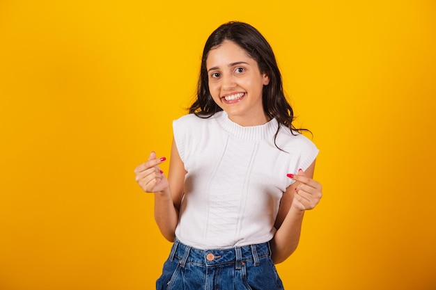 Bello segno del cuore della donna brasiliana con le mani e le dita