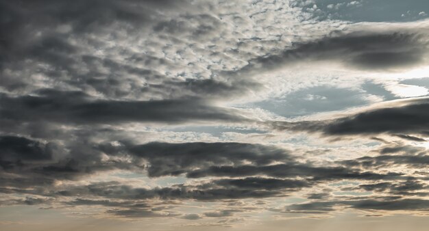 Bello sfondo naturale delle nuvole e del cielo blu. Ambiti di provenienza astratti dell'atmosfera della natura. Nuvole colorate blu e bianche drammatiche durante il giorno. Copia spazio per il sito