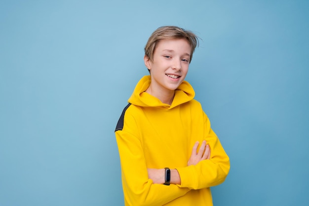 Bello sorridente giovane ragazzo europeo adolescente senza parole guardando la telecamera scioccato dai prezzi alti w...