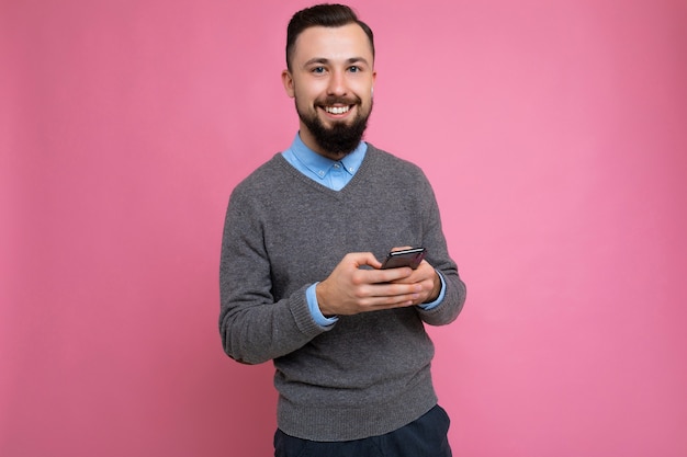 bello sorridente positivo bello giovane uomo che indossa casual vestito elegante in bilico