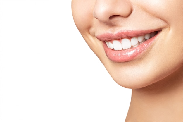 Bello sorriso femminile dopo la procedura di sbiancamento dei denti. Cure odontoiatriche. Concetto di odontoiatria