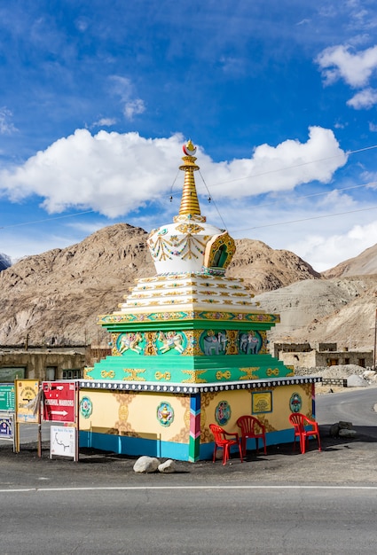 Bello stupa buddista con cielo blu nuvoloso vicino al lago Pangong in Leh, Ladakh,