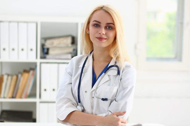 Bello supporto femminile sorridente di medico in ritratto dell'ufficio