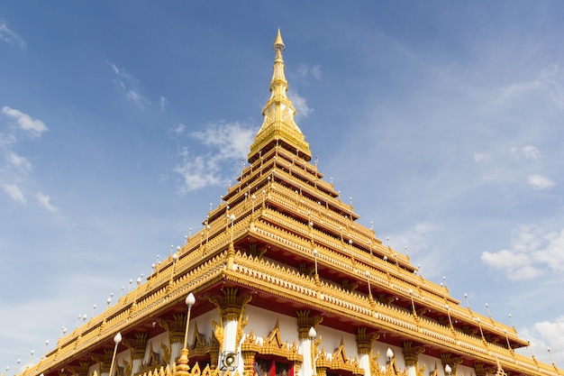 Bello tempio tailandese con il cielo, provincia di Khon Kaen, Tailandia