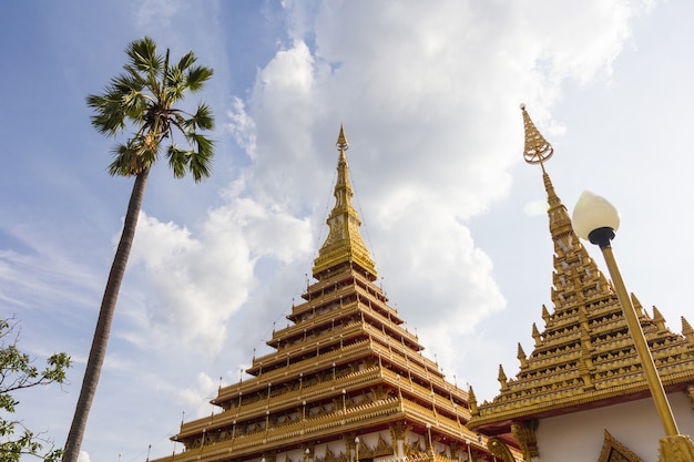 Bello tempio tailandese con il cielo, provincia di Khon Kaen, Tailandia