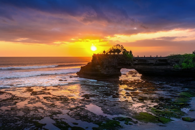 Bello tramonto al tempio del loh di Tanah in Bali, Indonesia.