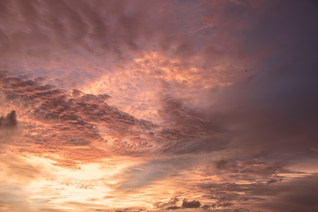 Bello tramonto con il cielo giallo e viola a Bali, Indonesia.