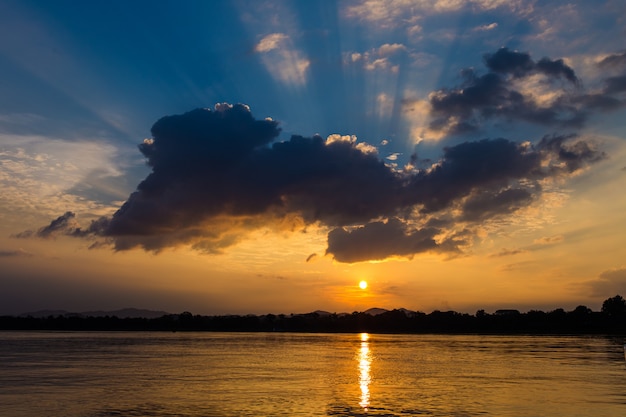 Bello tramonto in un Mekong a Chiang Khan, Tailandia