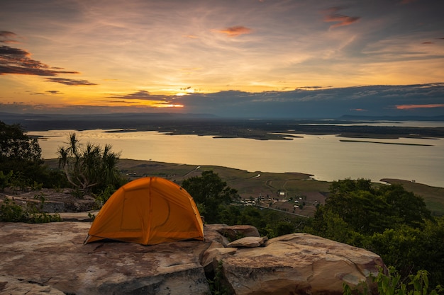 Bello tramonto nel parco nazionale di Nam-Phong, provincia di Khon-Kaen, Tailandia.