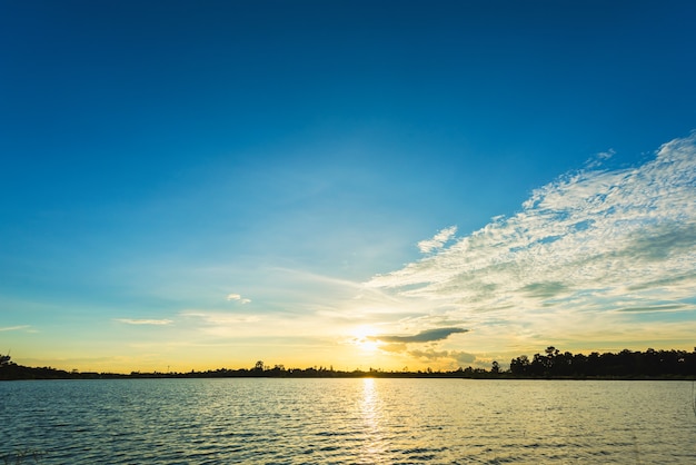 Bello tramonto paesaggio con cielo blu sul lago