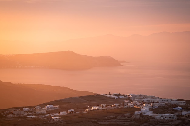 Bello tramonto rosa all'isola Grecia di Santorini