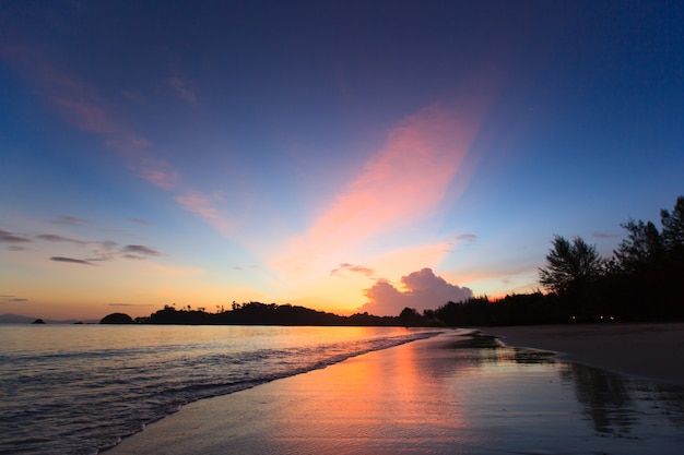 Bello tramonto sopra la spiaggia e il mare tropicali in Tailandia