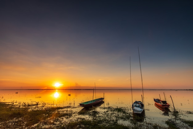 Bello tramonto sul paesino di pescatori nella diga di Ubonrat, Tailandia.