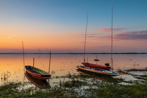 Bello tramonto sul paesino di pescatori nella diga di Ubonrat, Tailandia.