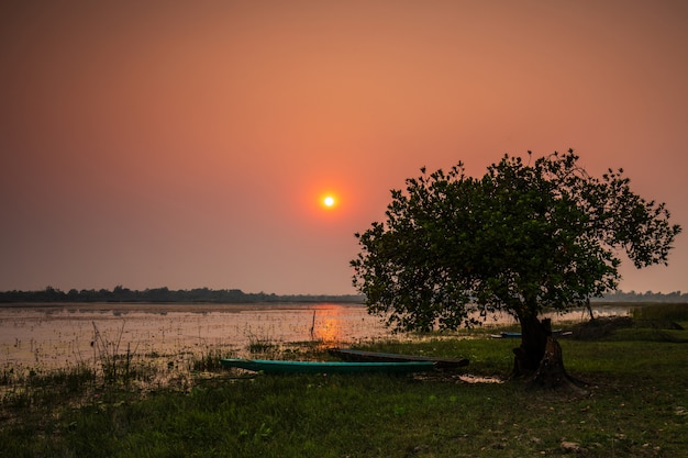 Bello tramonto sulla palude in campagna della Tailandia.