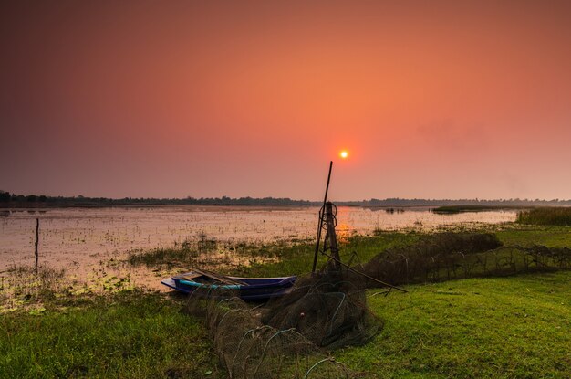 Bello tramonto sulla palude in campagna della Tailandia.