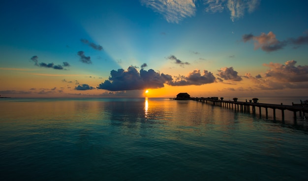 Bello tramonto variopinto in isola tropicale alle Maldive