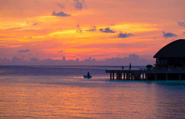 Bello tramonto variopinto in isola tropicale alle Maldive