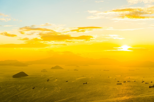 Bello tramonto variopinto nell&#39;orizzonte della città di Hong Kong