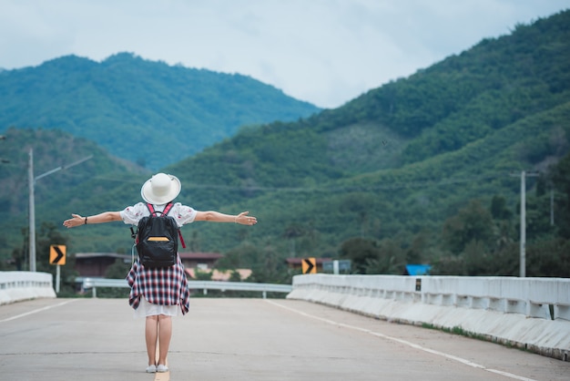 Bello turista femminile asiatico in una strada