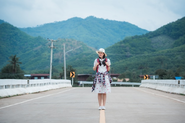 Bello turista femminile asiatico in una strada