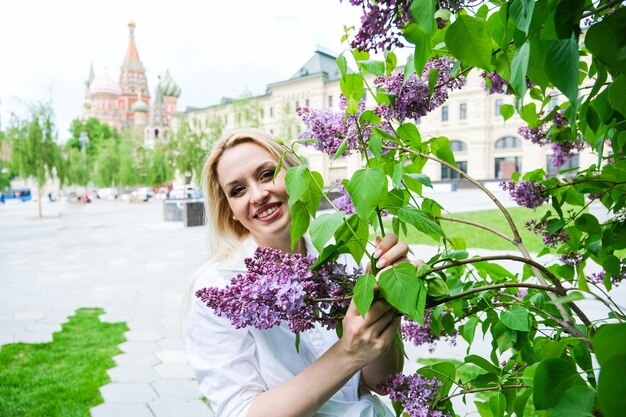 Belly ragazza incinta nel giardino di lilac