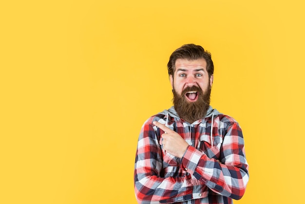 Ben curato acconciatura maschile bellezza e look alla moda hipster camicia a scacchi per ragazzo barbuto con la barba lunga uomo brutale con barba parrucchiere concetto maturo e sicuro di sé