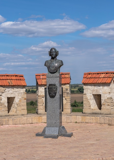 Bender, Moldavia 06.09.2021. Monumento al barone Munchausen vicino alla fortezza di Tighina a Bender, Transnistria o Moldavia, in una soleggiata giornata estiva