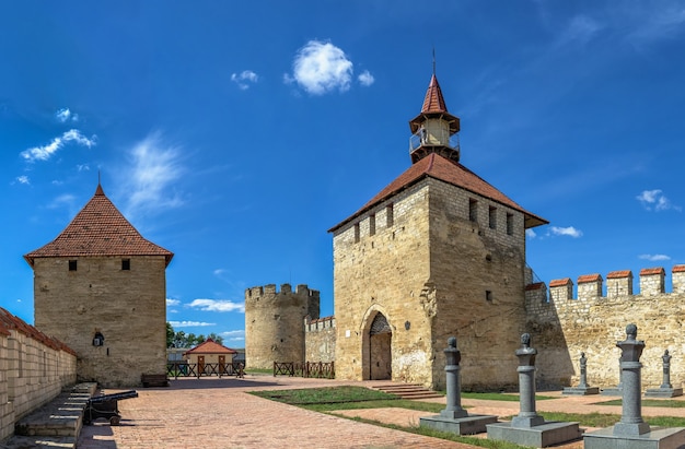 Bender, Moldavia 06.09.2021. Mura e torri della fortezza di Tighina a Bender, Transnistria o Moldavia, in una soleggiata giornata estiva